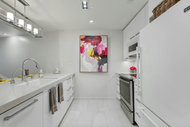 Building Photo - 565 Esplanade