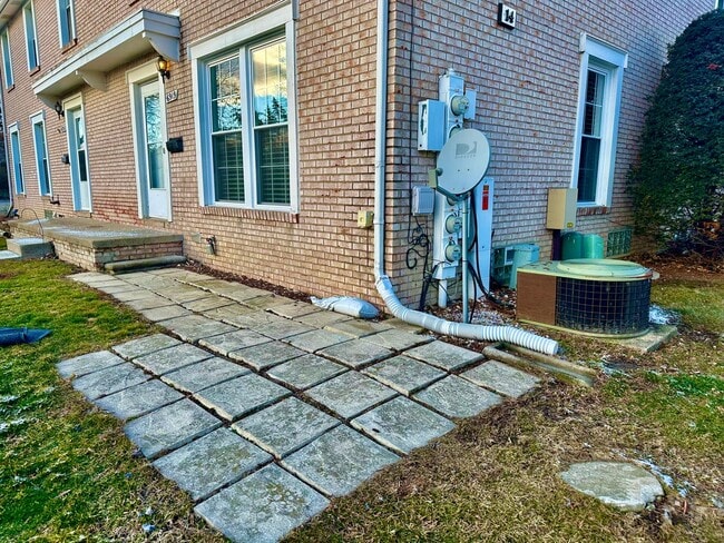 Building Photo - 2 bed 1 and 1/2 bath condo for rent $1600 ...
