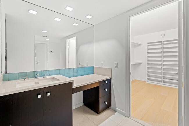 Building Photo - 1015 33rd St NW