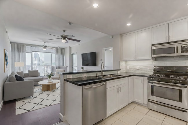 Building Photo - 300 W Beech St