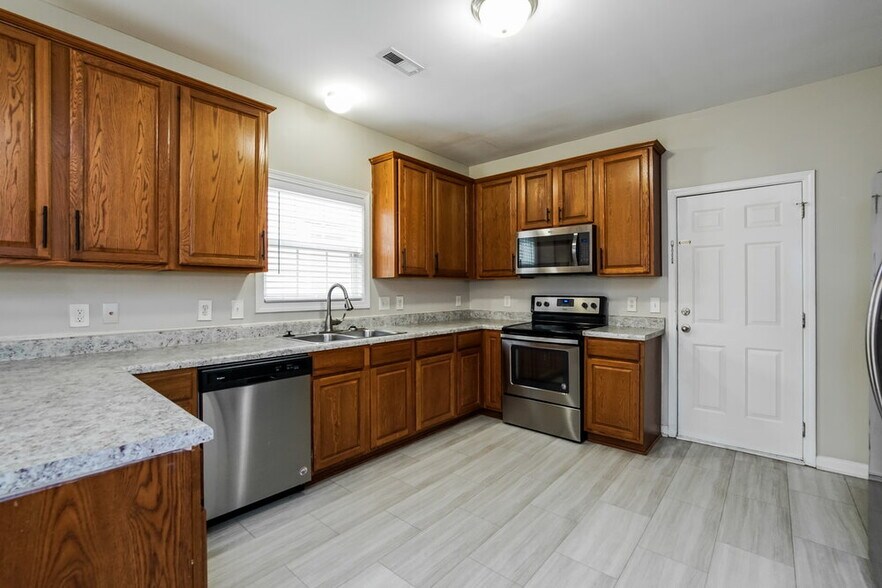 Building Photo - 610 Crosstie St