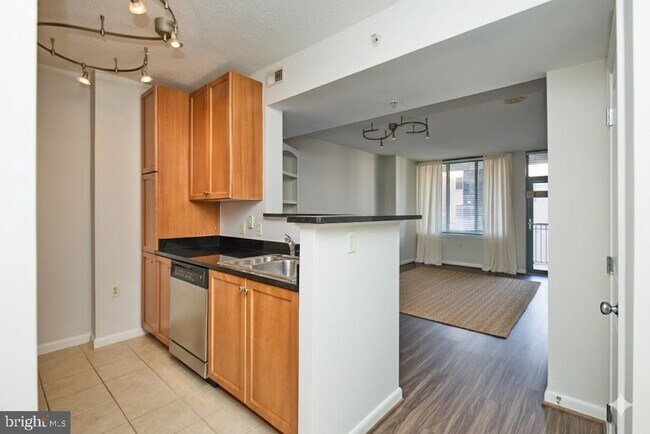 Building Photo - 851 N Glebe Rd