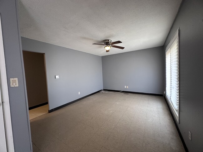 Building Photo - 1001 Shasta-