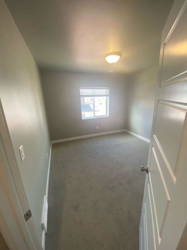 Building Photo - Beautiful Bountiful Townhome