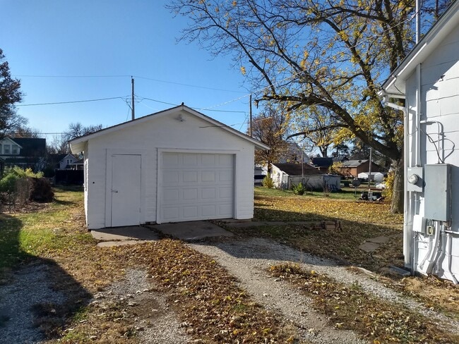 Building Photo - 207 W Oak St