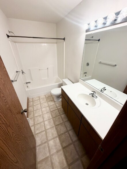 Building Photo - 18 Vosburgh Rd