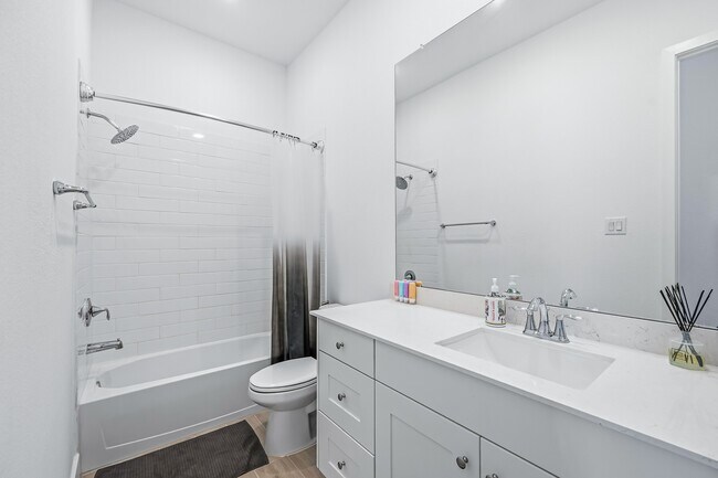 Building Photo - 31051 Sun Vly Dr