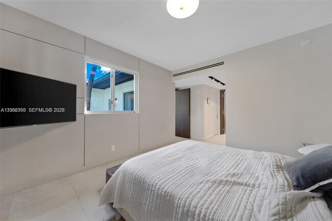 Building Photo - 3531 SW 1st Ave