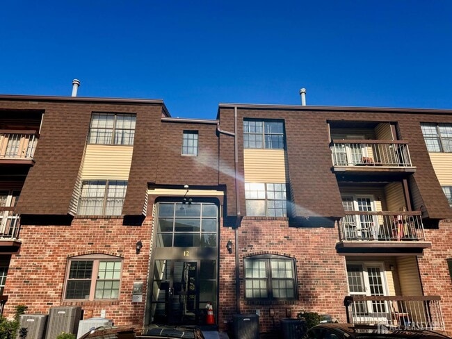 Building Photo - 1202 Green Hollow Dr