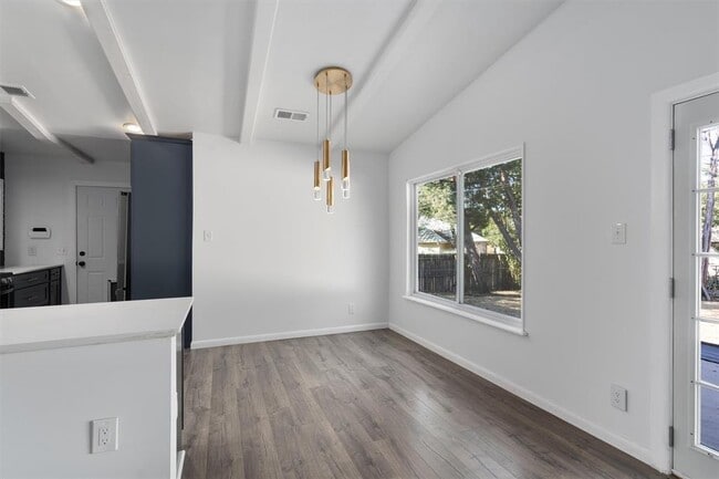 Building Photo - 1800 Romford Dr