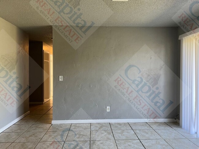 Building Photo - Large 4 Bedroom Home