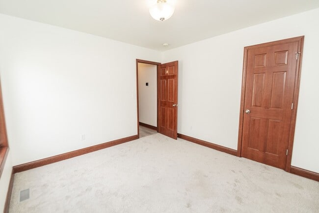 Building Photo - 3 Bedroom / 2 Bathroom Home for Rent in Va...