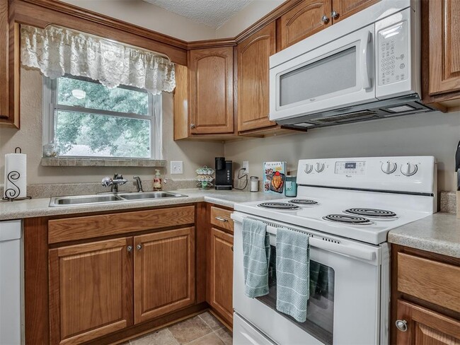Building Photo - 1220 Columbia Ct