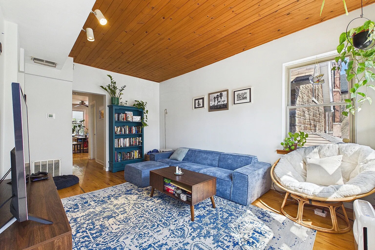 Living room as you enter the space - 2330 W Palmer St