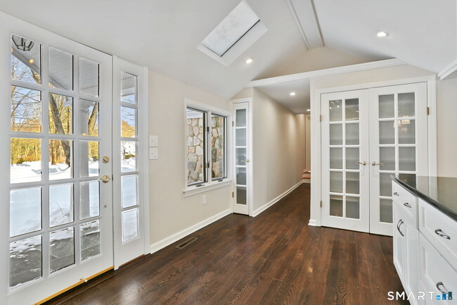 Building Photo - 815 Valley Rd