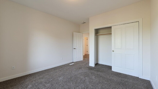 Building Photo - 143 Pine Lake Dr