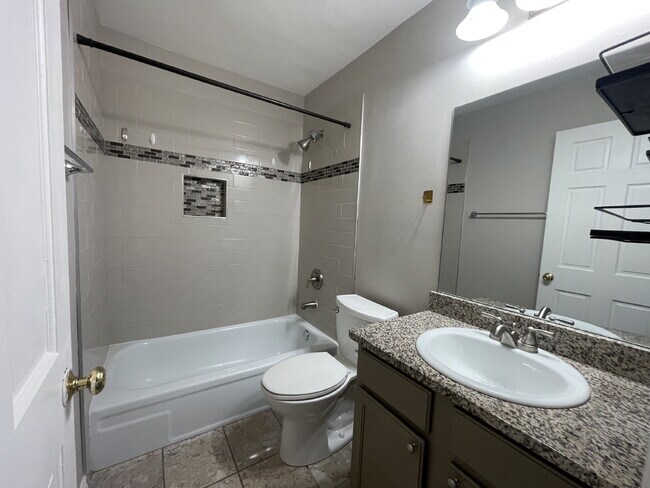 Building Photo - Private, End Unit - 2 Bed, 1 Bath Condo in...