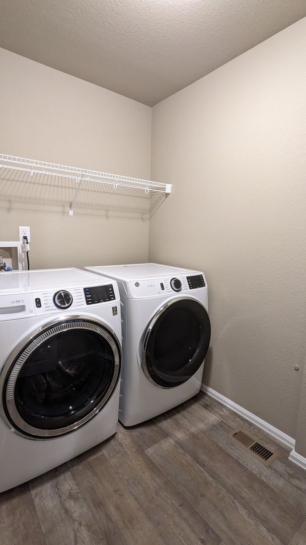 Building Photo - TWO STORY END UNIT TOWNHOME 3 BED/2.5 BATH...