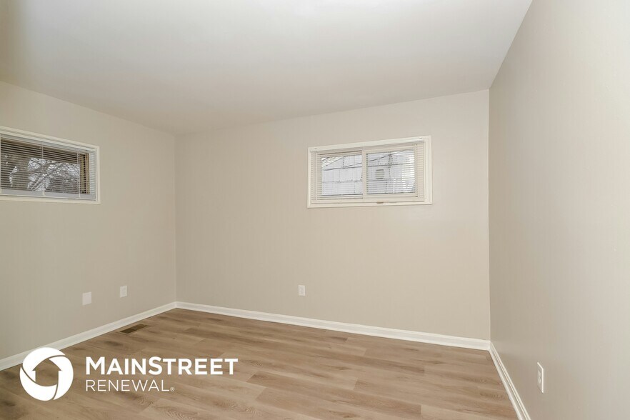 Building Photo - 8691 Bobolink Dr