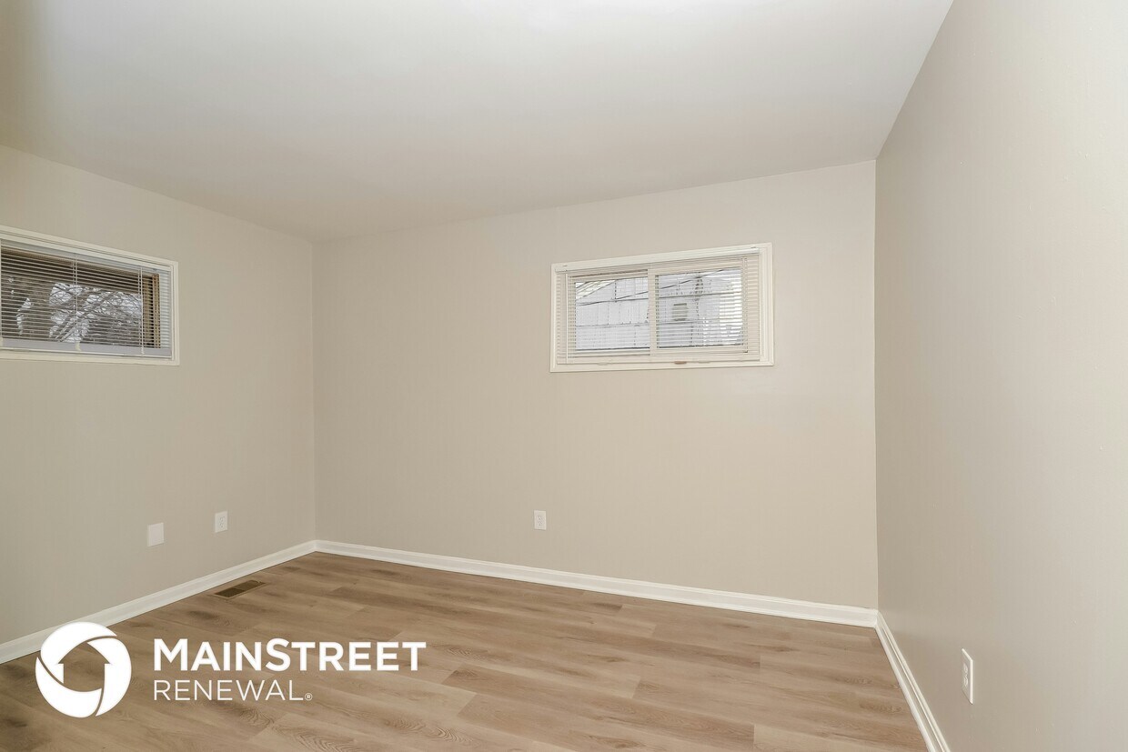 Building Photo - 8691 Bobolink Dr
