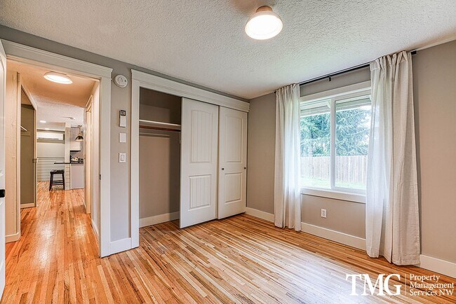 Building Photo - Classic Ranch Style home with 2 Bed 1.5 Bath and Large Backyard!