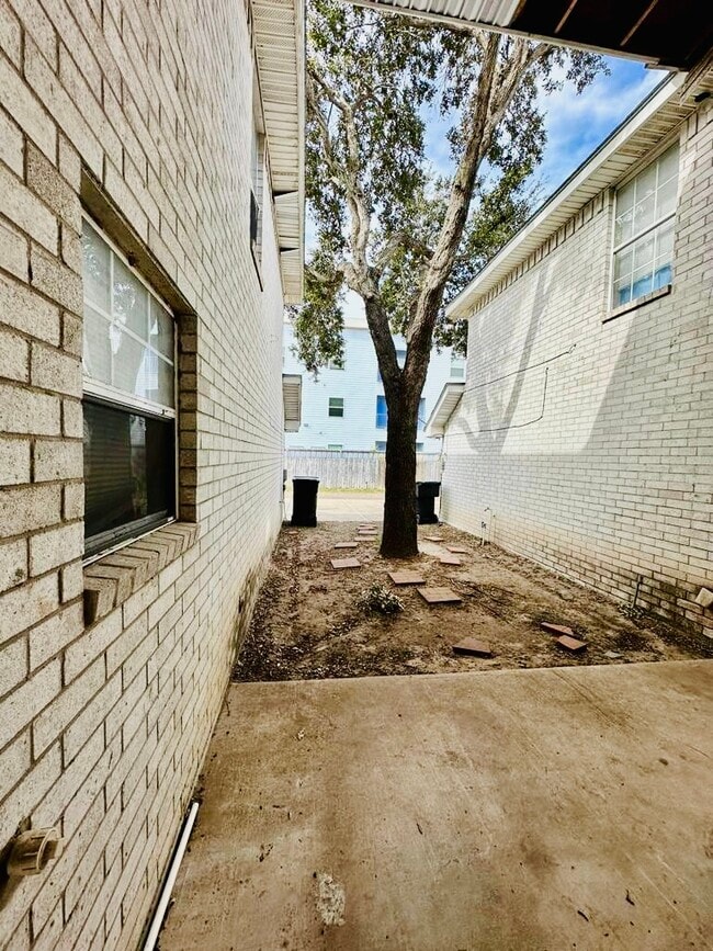 Building Photo - 2501 N I St