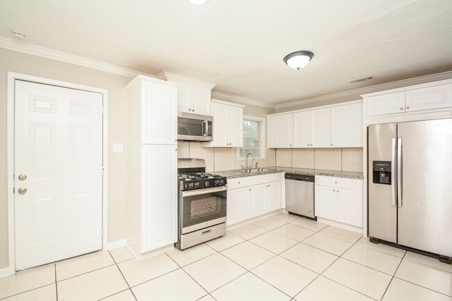 Building Photo - 2109 Pomona Dr