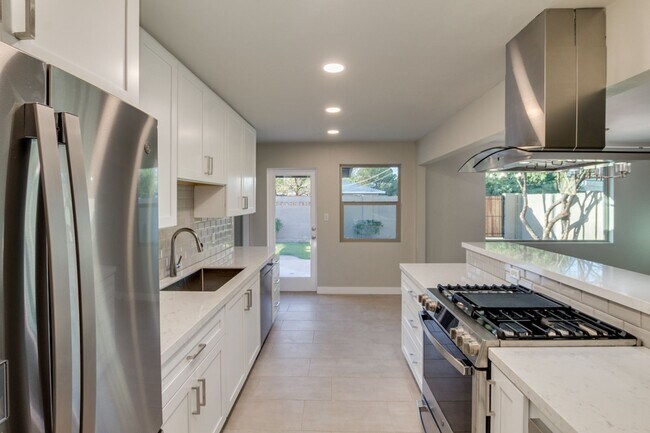 Building Photo - 4 Bedroom, 3 Baths, includes 2 Master Suites Just 1-Mile from ASU