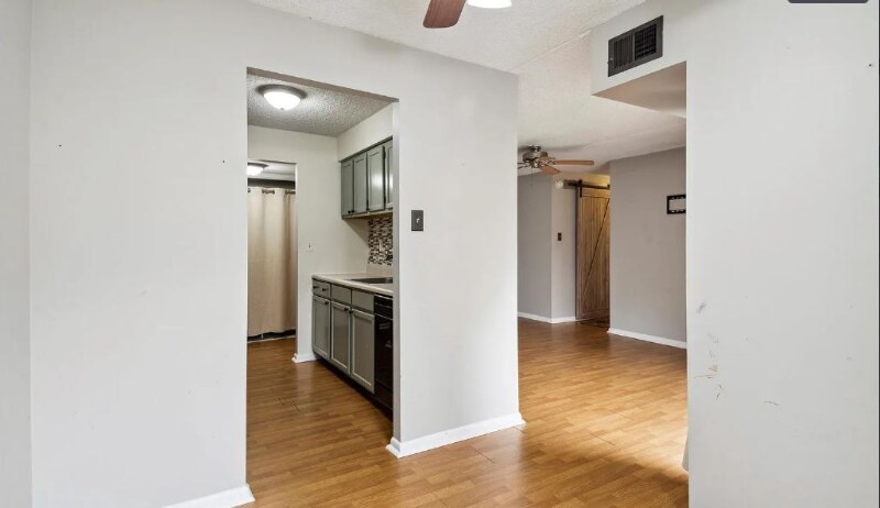 Building Photo - 3005 Valley Dr