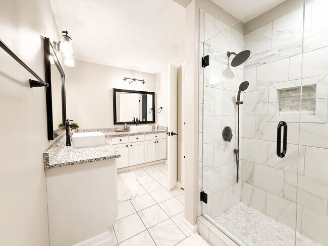 Building Photo - NO APPLICATION FEE FOR 72 HOURS! Spacious Fully-Furnished 5-Bedroom Home | Mid-Term Rental in Gre...