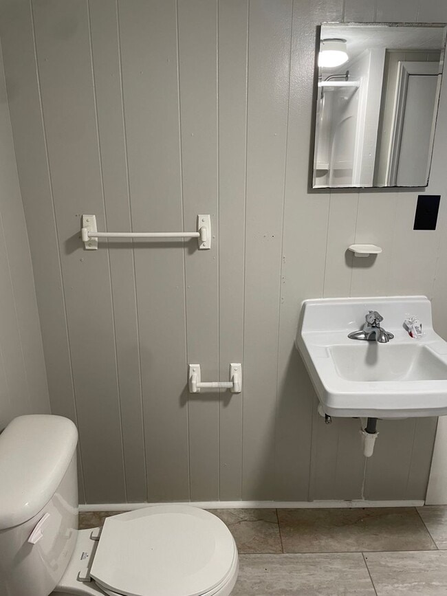 Building Photo - NICE CLEAN COUNTRY HOME, 3 BDRM 1.5 BA $1,400 RENT AND DEPOSIT