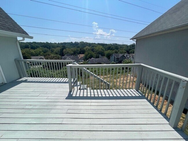 Building Photo - STYLISHLY UPDATED 3 BEDROOM CONDO IN LENNO...