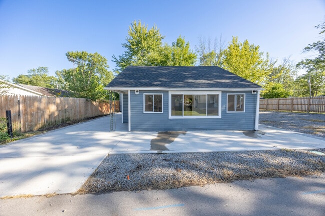 Primary Photo - 225 Bentz Ave