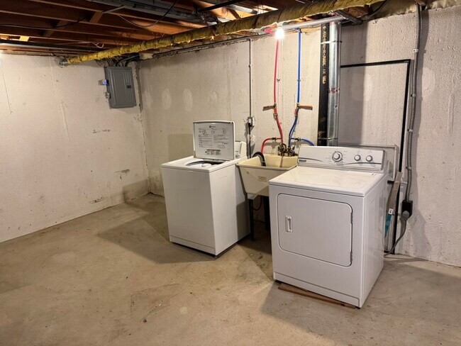 Building Photo - 3200 Bolgos Cir