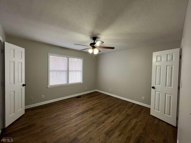 Building Photo - 2032 Robin Cir