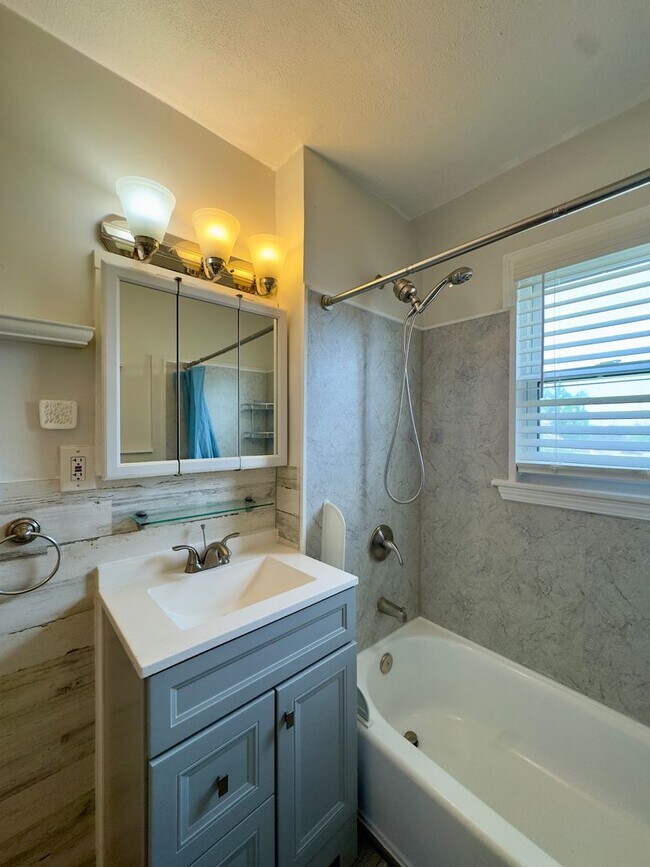 Building Photo - Charming 3 Bedroom/2 Bathroom Townhome in Essex, Baltimore, MD!