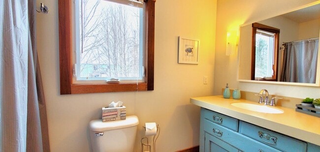 Building Photo - Fully Furnished Monthly Off-Season Gem!