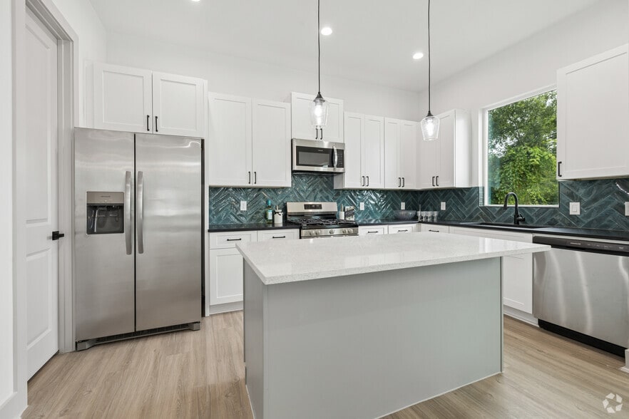 3BR, 3.5BA - 1,716SF - Kitchen - Creekmont at Garden Oaks
