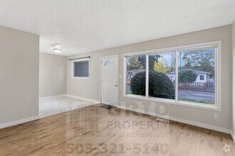 Building Photo - 3+ Bedroom House w/ Large Backyard - South...