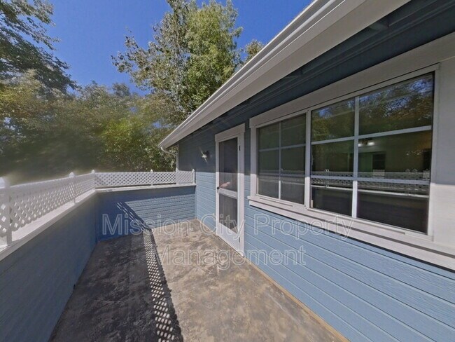 Building Photo - 3705 Hitchcock Ranch Rd