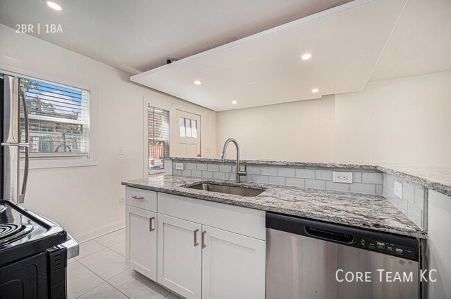 Building Photo - Renovated 2 Bed + Den Townhome in South Plaza