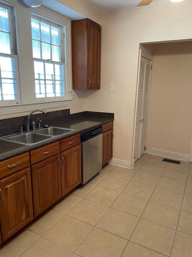 Building Photo - Large 3BD/2BA House Uptown with Driveway and Fenced Backyard