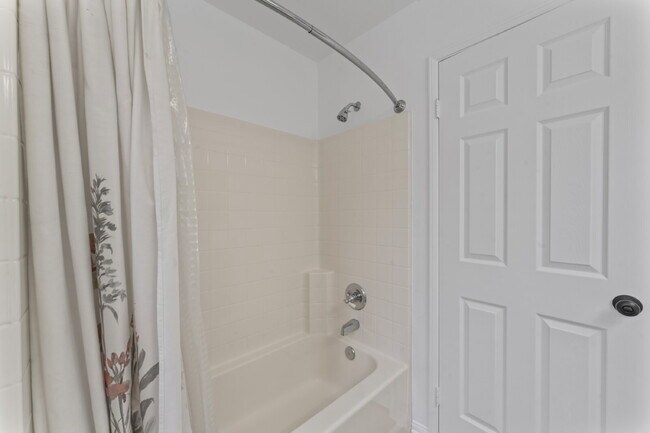 Building Photo - "Charming 3-Bedroom Haven with 2.5 Baths in Santa Clarita – Spacious 1694 Sq Ft Home Awaits!"