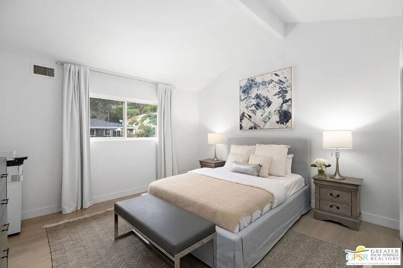 Building Photo - 1456 1/2 E Chevy Chase Dr