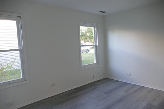 Building Photo - 1076 Crestwood Ln