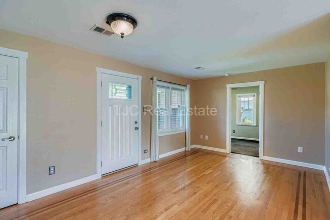 Building Photo - 1780 Roslyn St