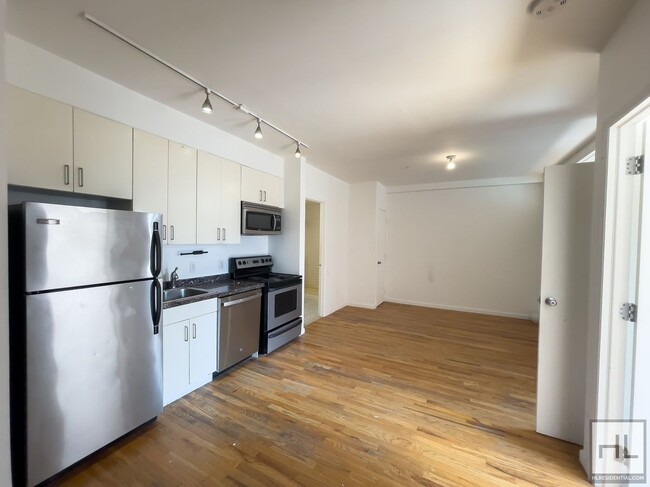 Building Photo - Spacious Sunlit 2-Bed 1-Bath / Great Bushw...