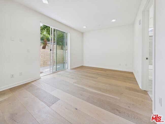 Building Photo - 850 S Crenshaw Blvd
