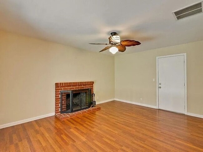 Building Photo - Sharp 3 Bedroom 2 Bath Single Family Home in Desirable Blossom Valley Neighborhood