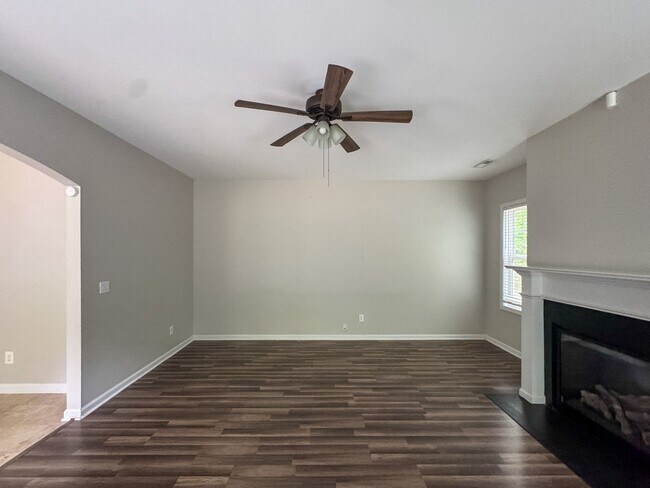 Building Photo - Spacious 4 Bed 2.5 Bath Fayetteville Home